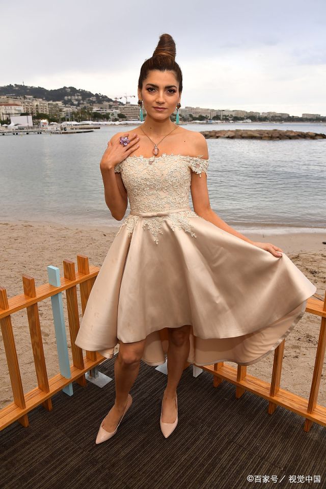 布兰卡·布兰科是位美国演员兼模特,虽已38岁体态却依旧年轻,她热爱